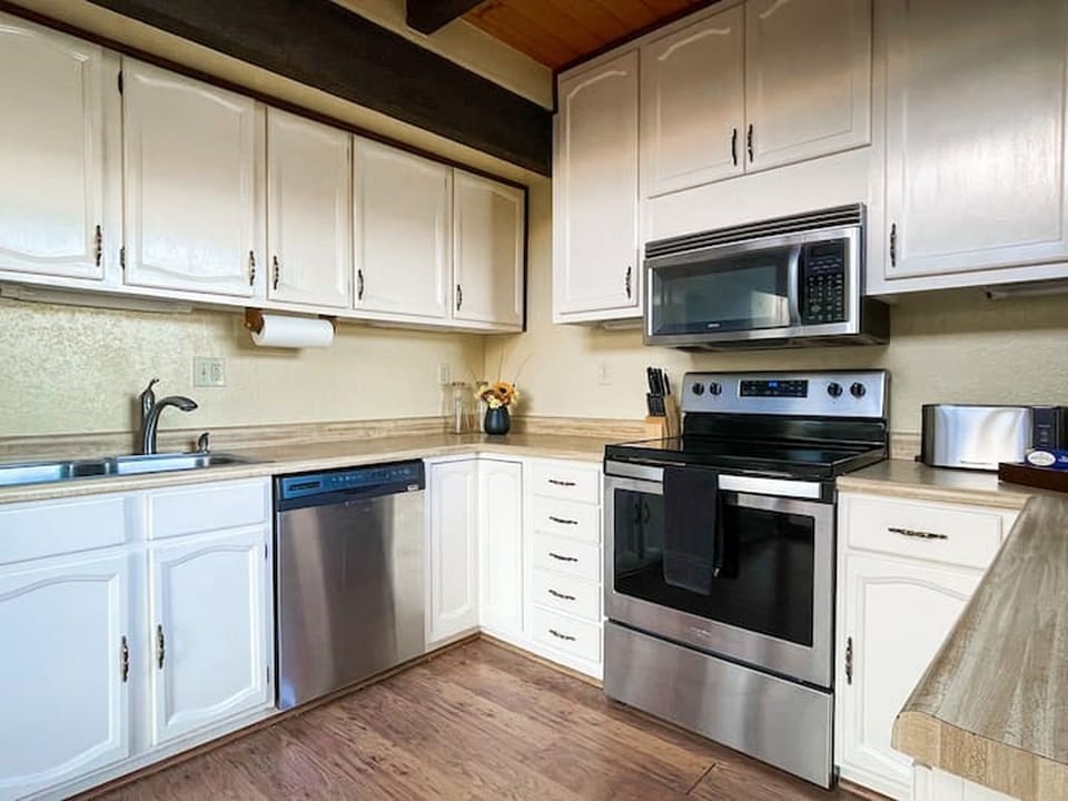 Enjoy cooking meals using the stainless steel kitchen appliances 