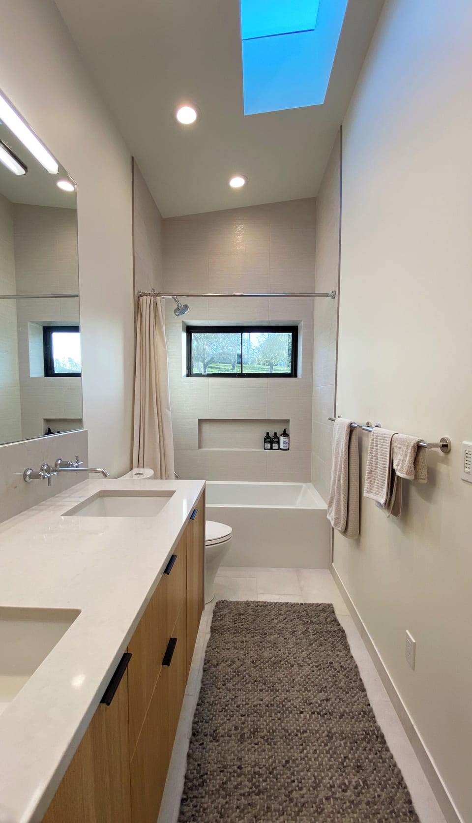 Dual sinks and soaking tub