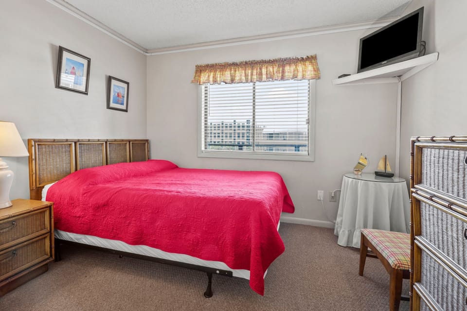 Bedroom, Room, Indoors, Furniture, Bed