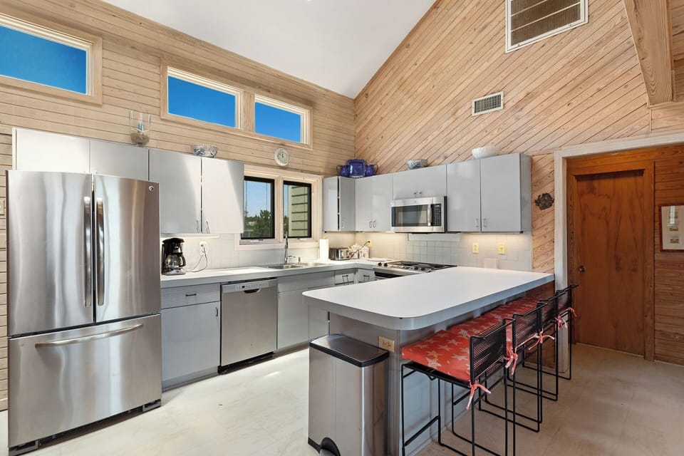 Whip up a glorious seafood spectacular in the modernized, stainless steel Kitchen to enjoy as you gaze out over the ocean.