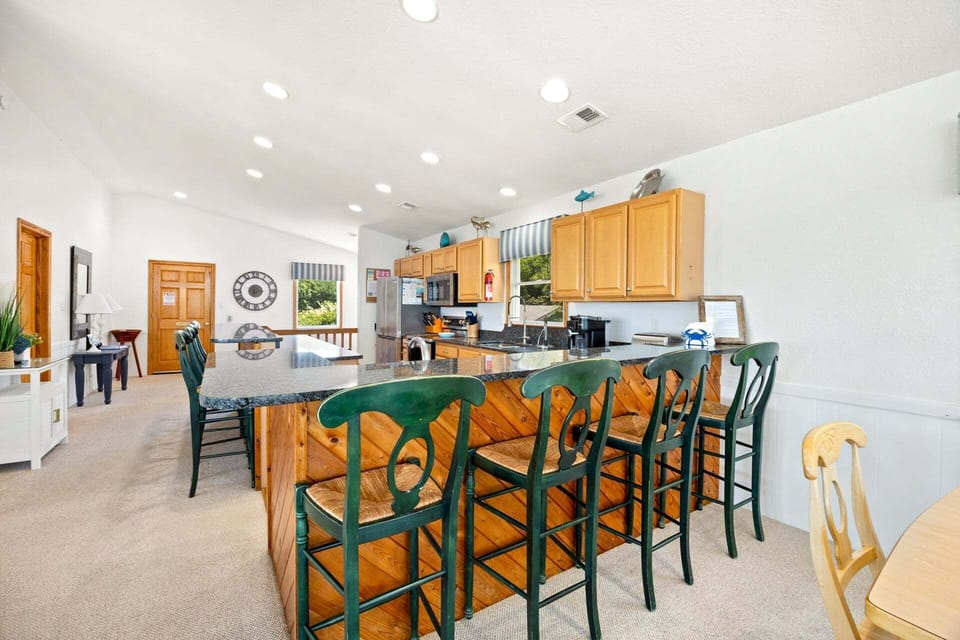 TL: Breakfast bar