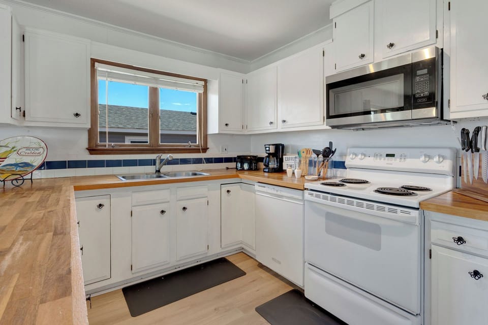 Cook up something wonderful in the modern Kitchen to enjoy at the Breakfast Bar with seating for 4.