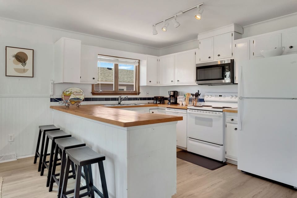 Cook up something wonderful in the modern Kitchen to enjoy at the Breakfast Bar with seating for 4.