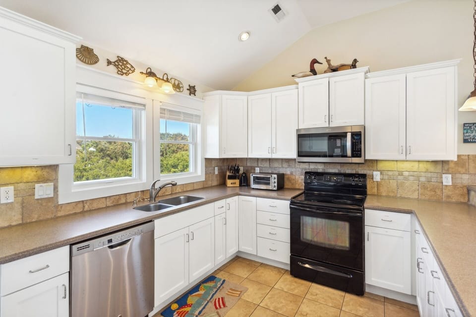 Impress the family with your fresh, local seafood creations in the Gourmet Kitchen with tumbled tile backsplash!
