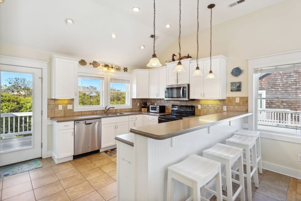 Impress the family with your fresh, local seafood creations in the Gourmet Kitchen with tumbled tile backsplash!