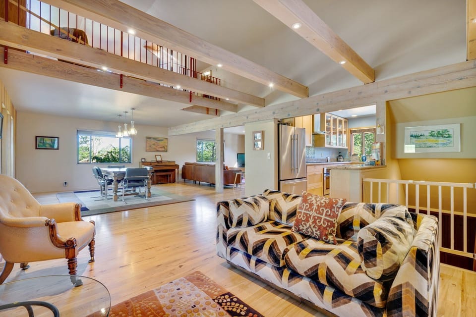 Flooring, Living Room, Indoors, Room, Couch