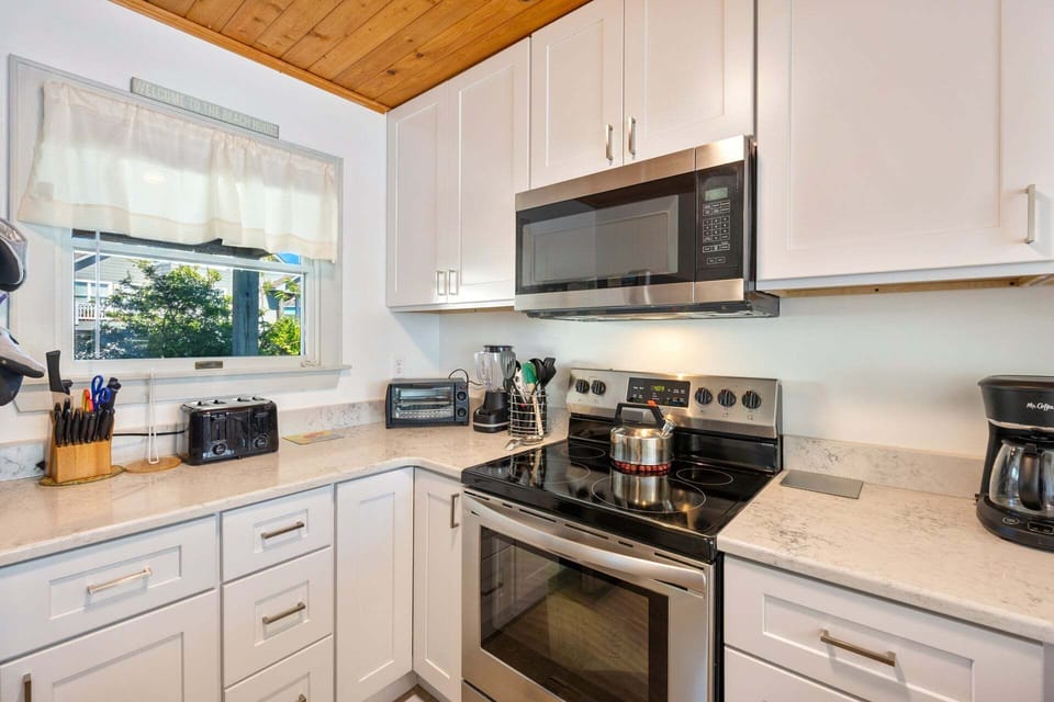 The kitchen has plenty of counter space and is well-equipped to allow a chef of any skill level to whip up a tasty seafood dinner.