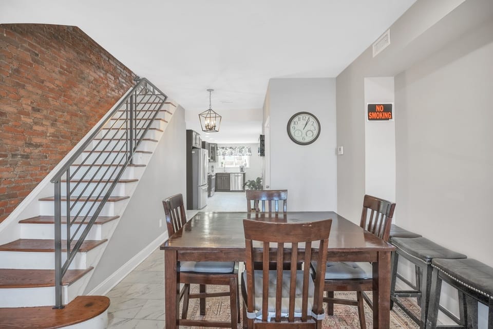 Chair, Furniture, Dining Room, Room, Indoors