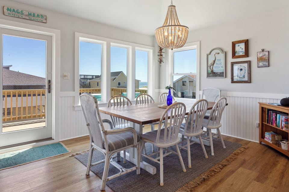 Eat together in the Dining Area with views of the ocean and unforgettable sunrises.