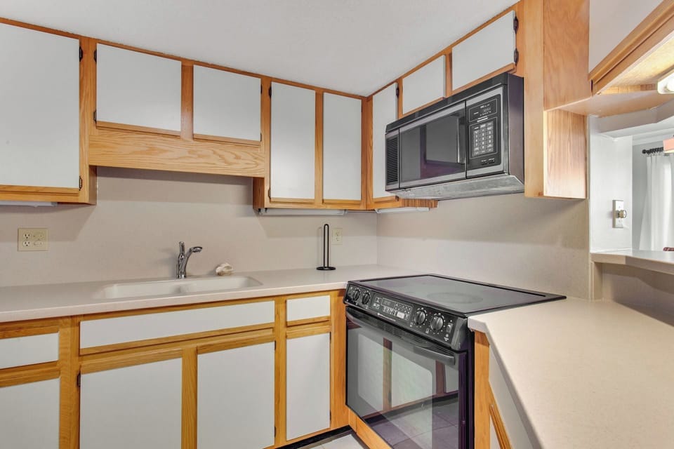 The tastefully decorated Kitchen with a pass-through Counter Bar has everything you need to prepare a delicious seafood spectacular that your whole family will enjoy.