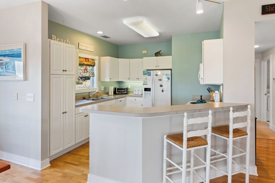 The Kitchen Counter Bar has additional seating and plenty of space for meal prep!