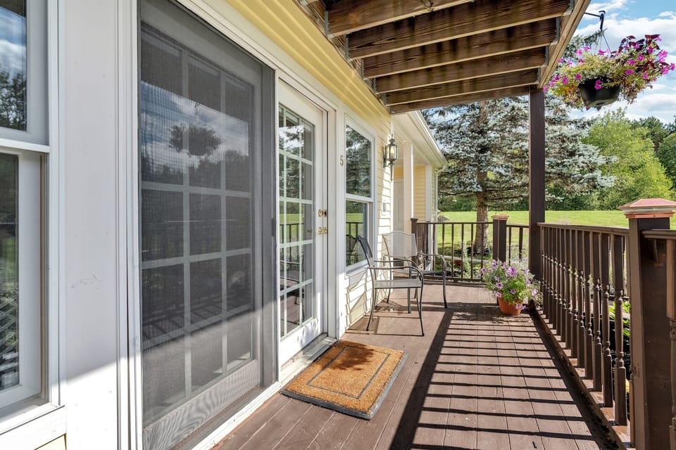 patio with view of backyard