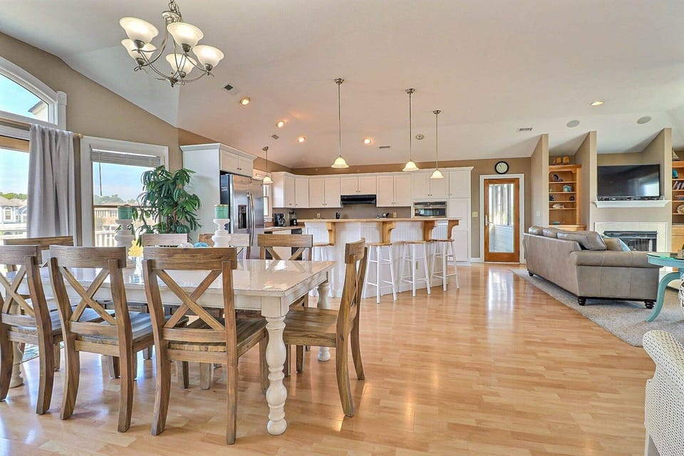 The dining room has an elegant, extra-long table for enjoying homemade fresh seafood meals with everyone in your group.