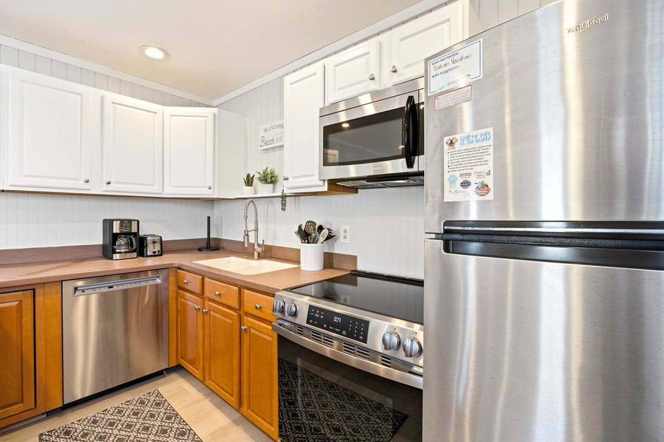 Kitchen: Cook with ease in the fully equipped kitchen featuring modern appliances and a dishwasher.