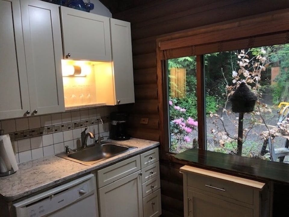 Custom cabinets, quartz countertop, filtered H2O, rolling cutting board cabinet.