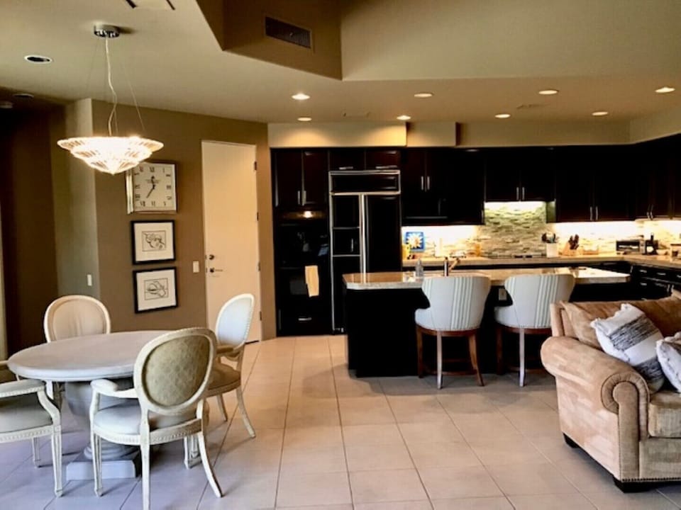 The table next to the kitchen allows a quick breakfast/ after a pool dip
