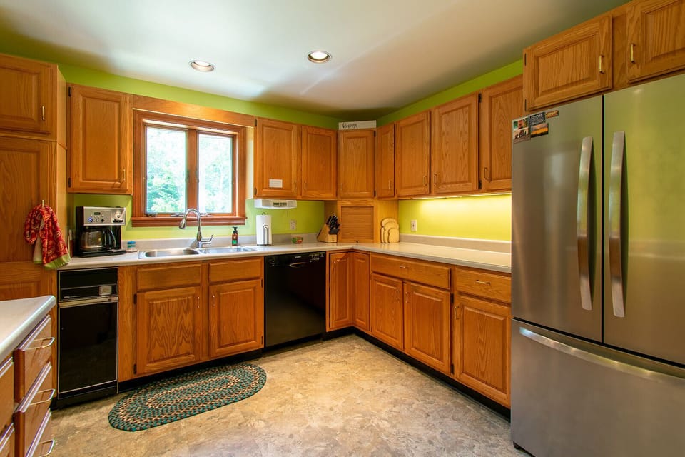 Kitchen w/dishwasher, upper fridge w/bottom freezer