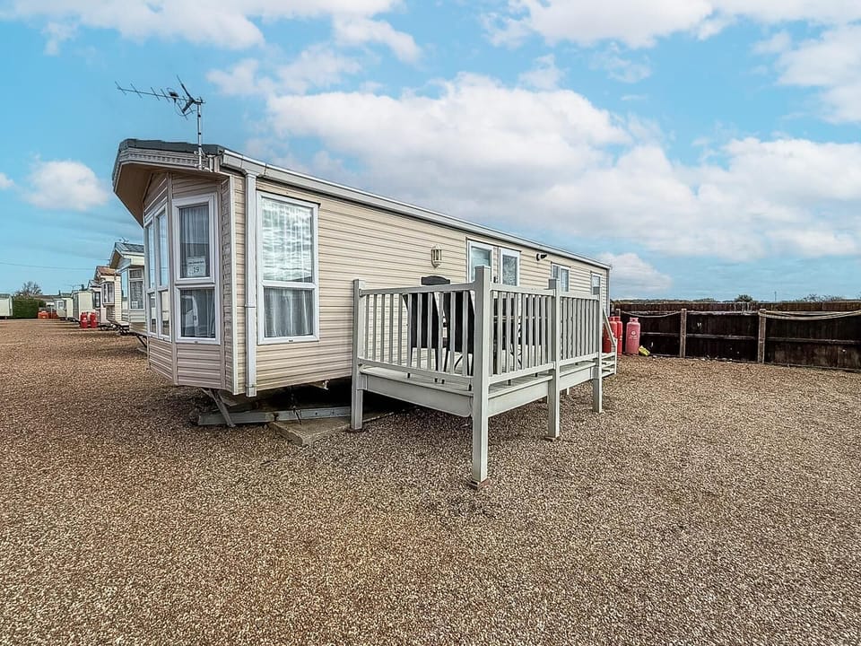 Discover the charming seaside town of Hunstanton and create lasting memories with your family. It is an ideal destination for those seeking a refreshing break from the everyday.