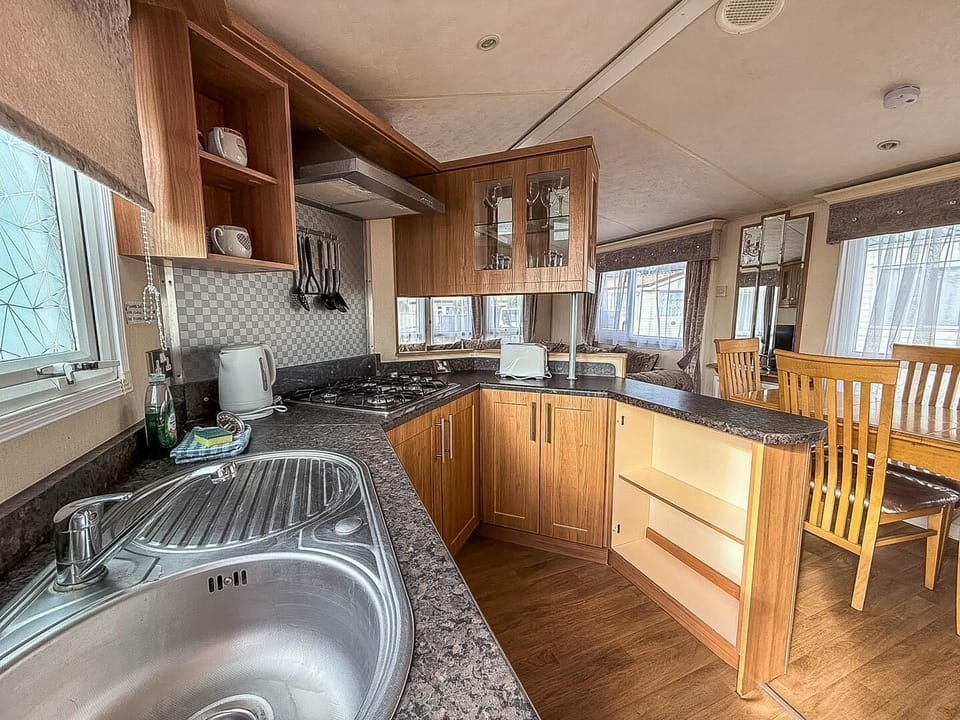 Designed for both convenience and connection, this warm and welcoming space lets you cook, dine, and socialise with your guests with ease.