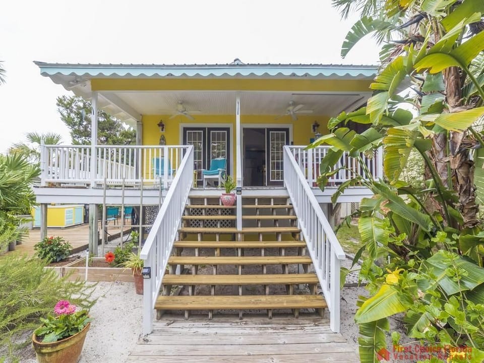 Island Surf Cottage - Entry Stairs