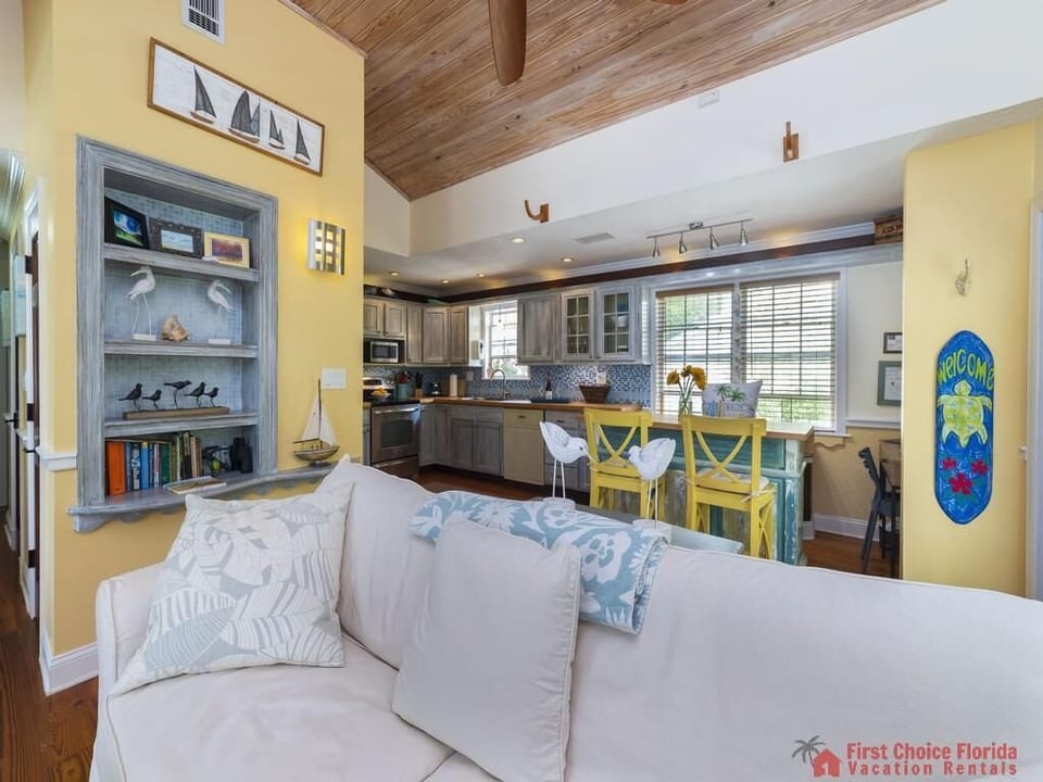 Island Surf Cottage Living Room / Dining Area