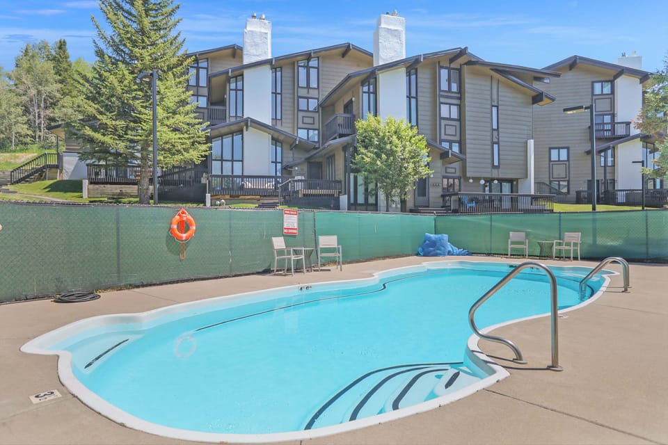 Hillsider Pool - Summer Only