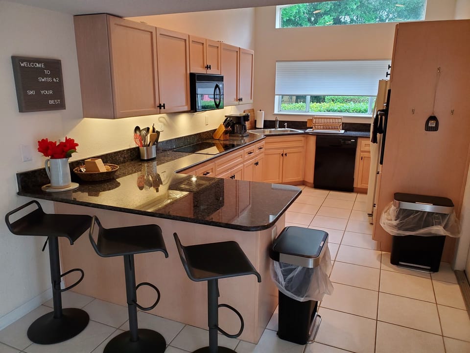 Full Kitchen and nook
