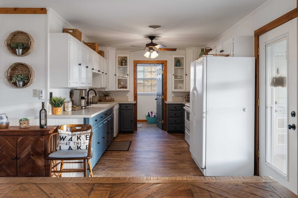 Kitchen w laundry in the back room