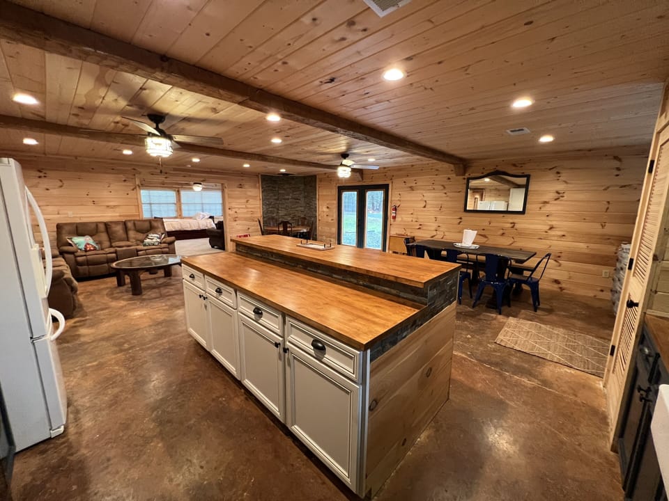 Plenty of space to eat, drink and be merry with the whole family! 