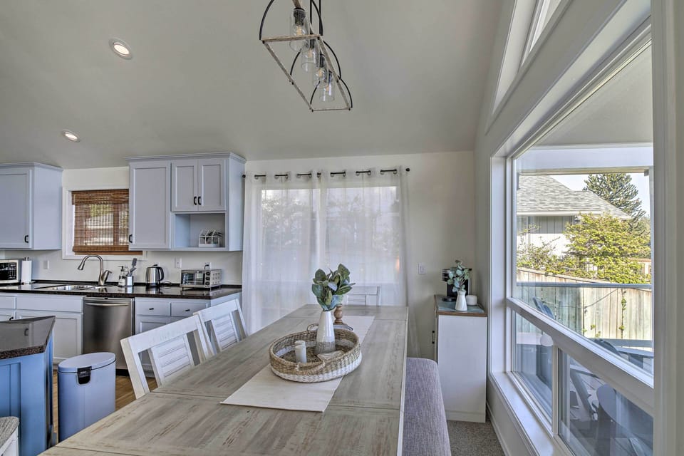 Dining Area | Dishware & Flatware Provided