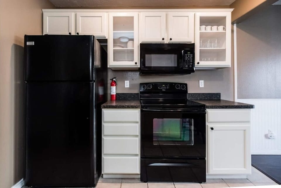 Full oven, fridge and microwave.