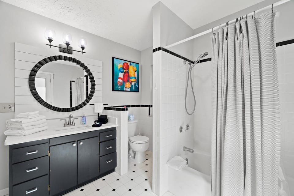 Guest Bathroom - shower/Tub Combo