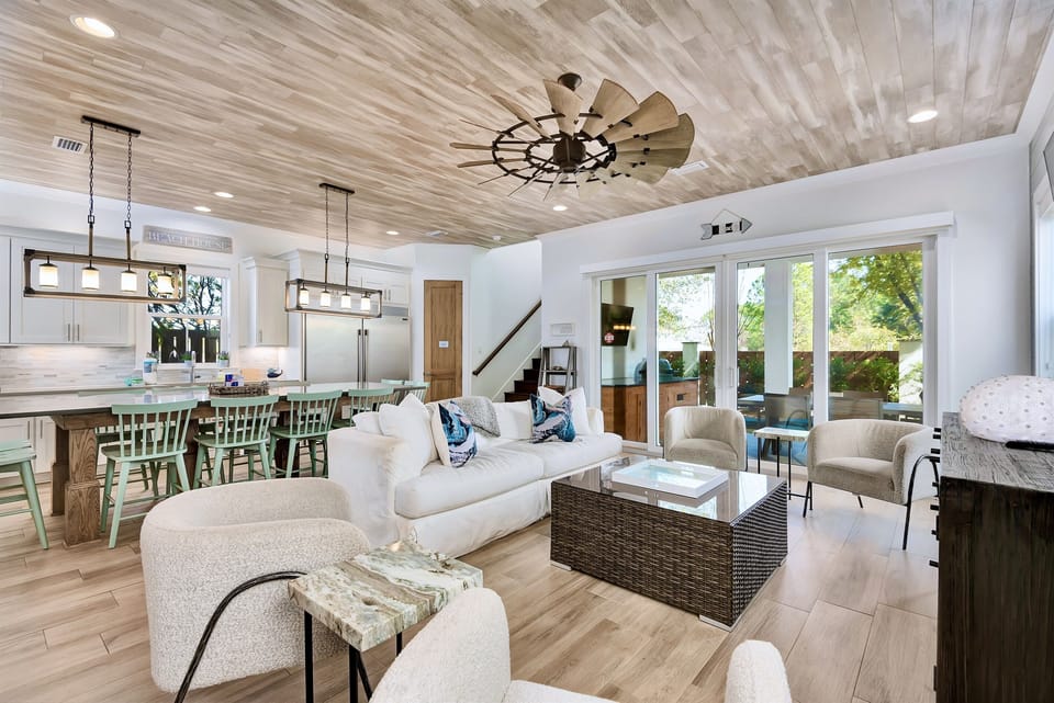 6-seat Golf Cart FREE during your stay! 2 minutes to the beach. Sleeps 26, 7 bedrooms, 7 bath, and 16 beds. Game room and bunk rooms. Heated pool steps from the house!