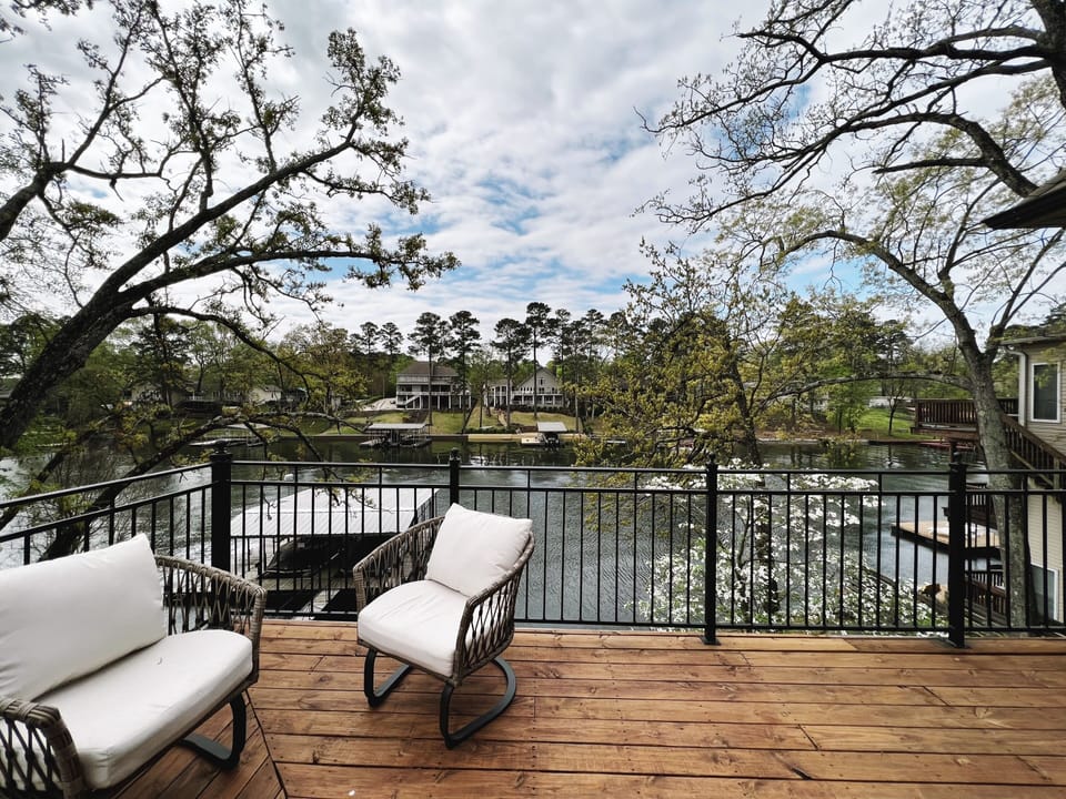 Quiet cove located on Lake Hamilton. Dock not included with property. 