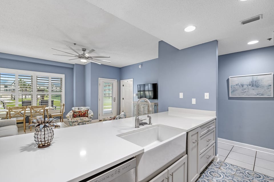 Pretty kitchen with all the comforts of home plus more