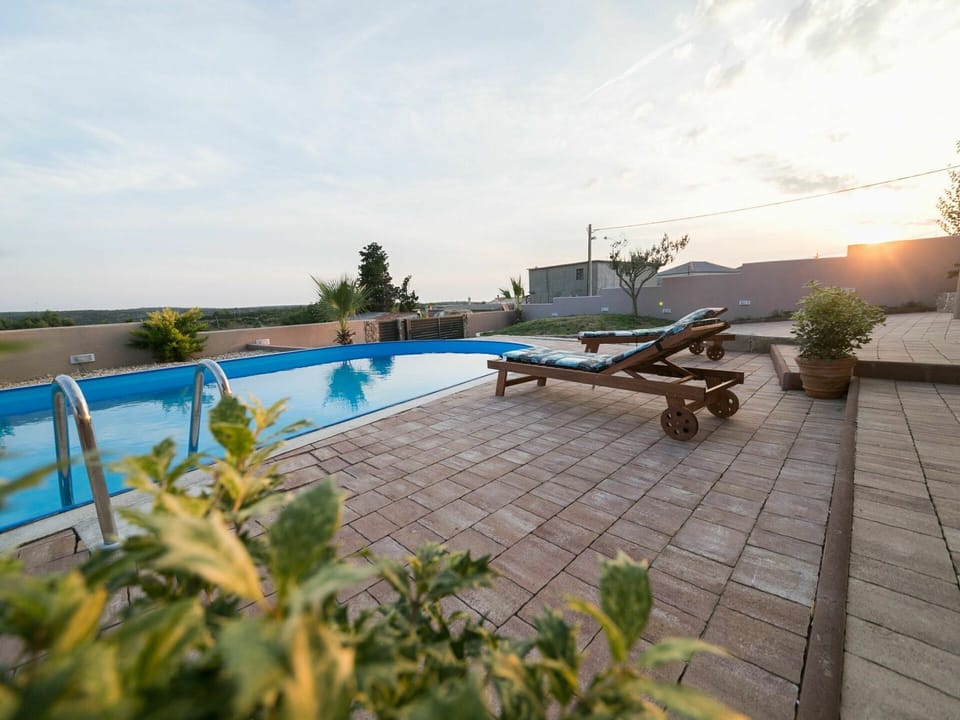 Building, Plant, Property, Window, Land Lot, Urban Design, Landscape, Neighbourhood, Grass, Leisure