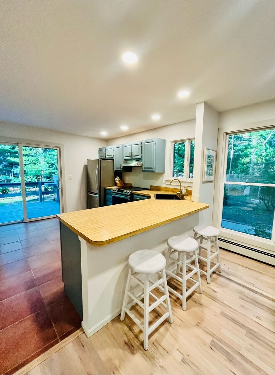Kitchen with breakfast counter