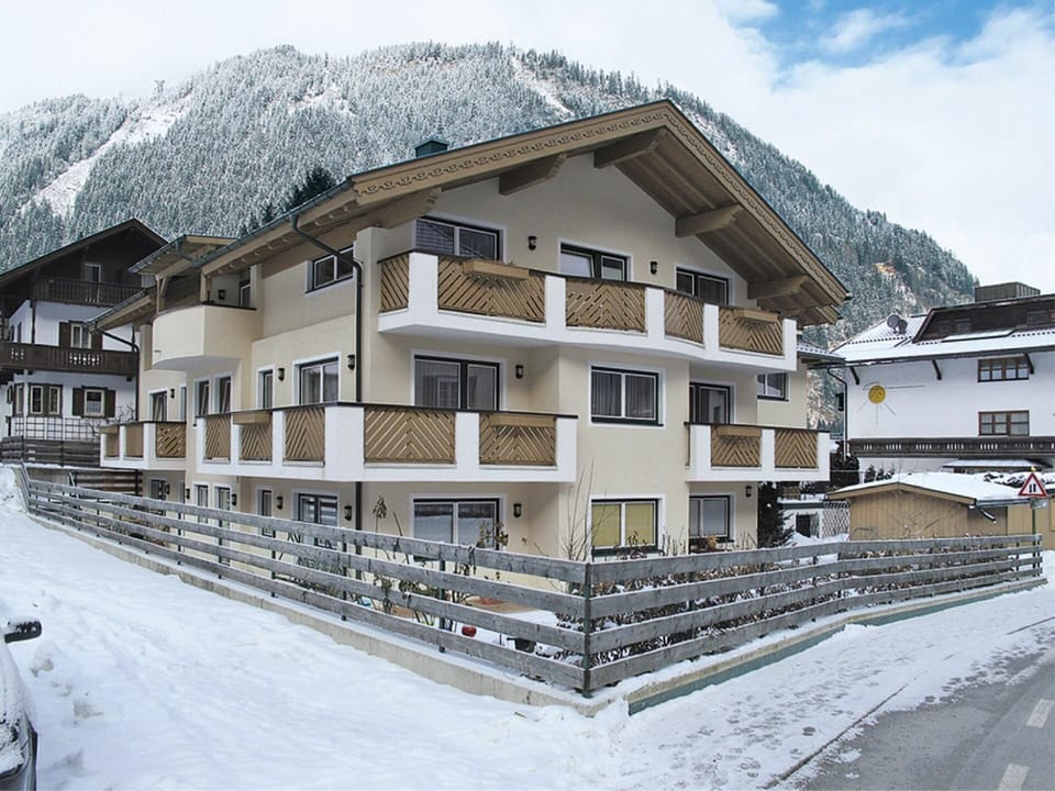 Sky, Building, Property, Snow, Window, Mountain, Cloud, House, Slope, Neighbourhood