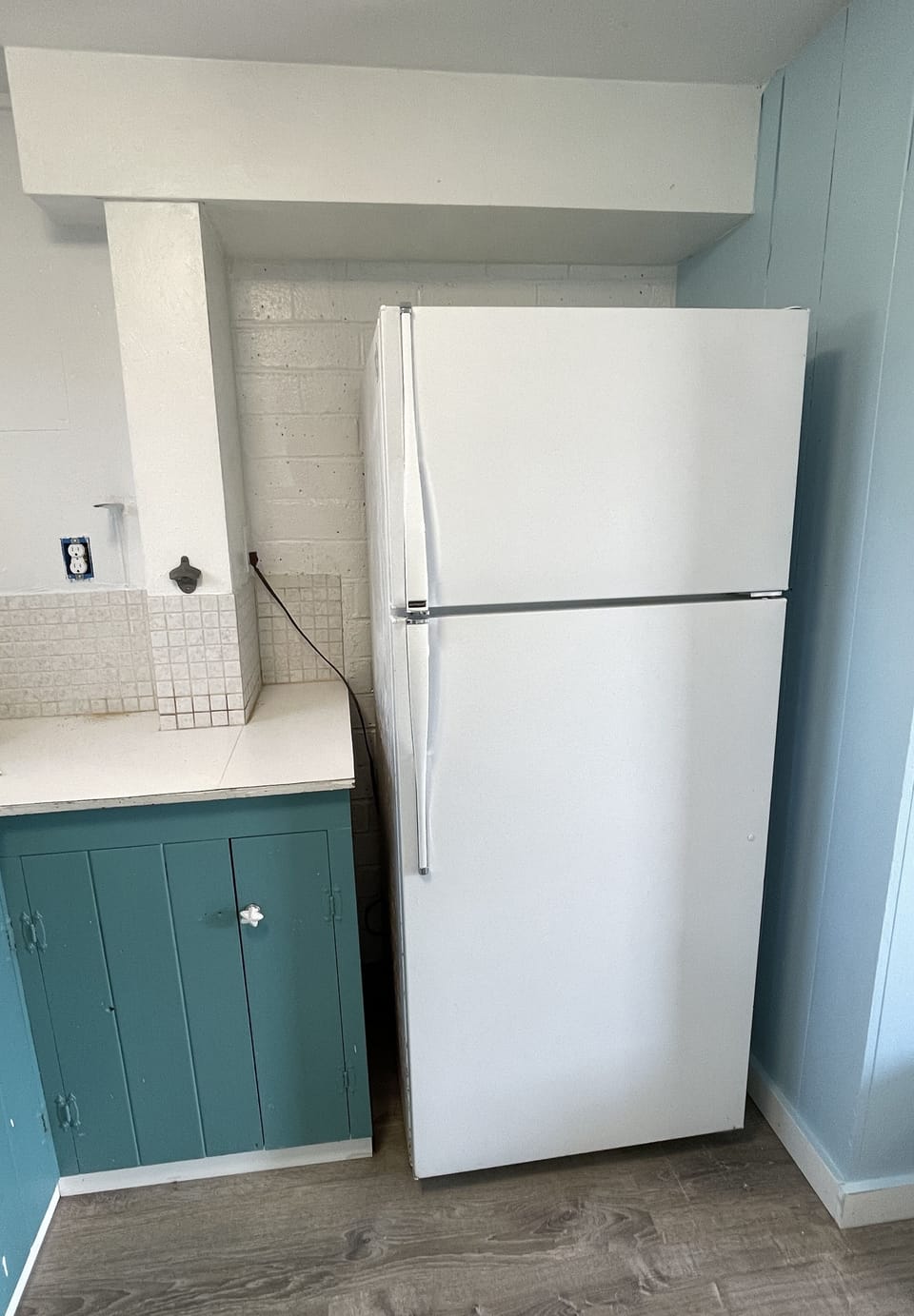 Full size appliances, basic spices, oil and coffee/tea with condiments.
