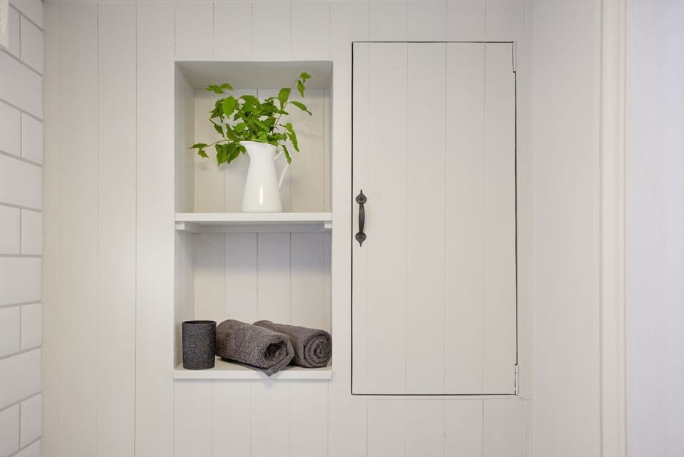 Bathroom storage - Cobblers Cottage