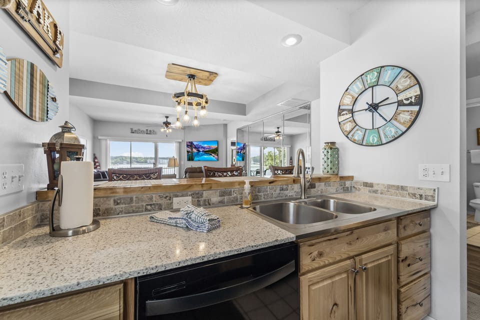 Kitchen with breakfast bar