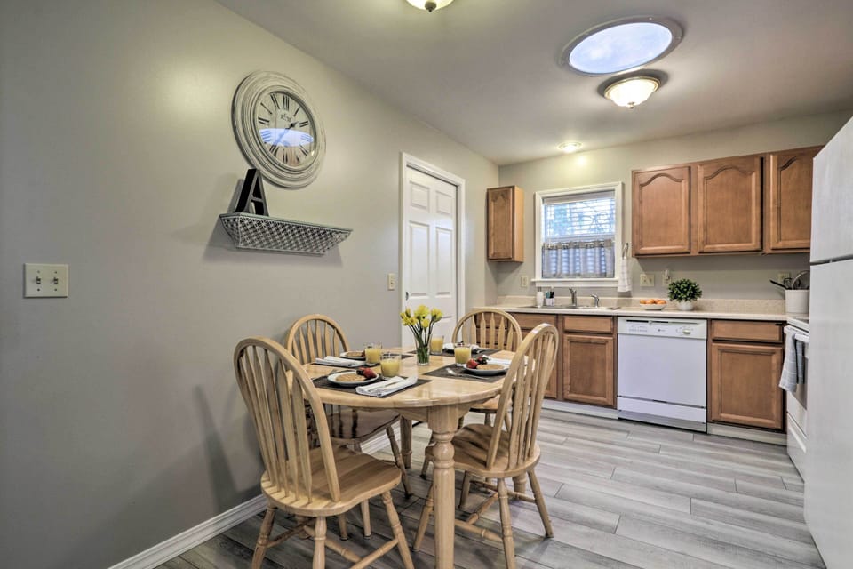 Dining Area | Kitchen