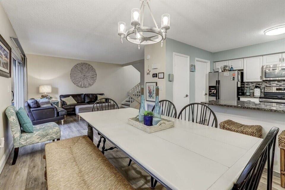 Seating for 6 at Dining Table