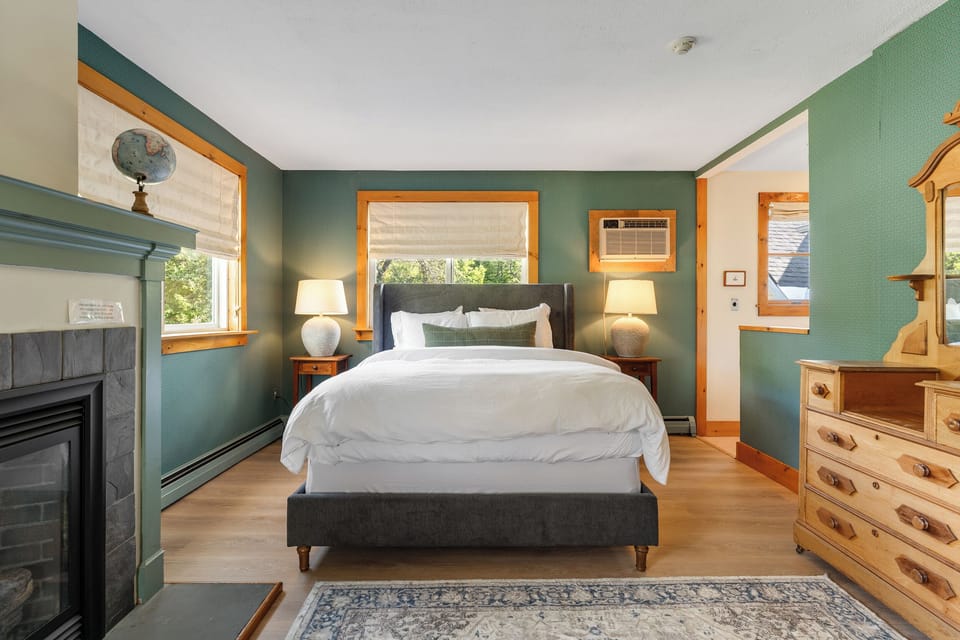 queen suite with fireplace