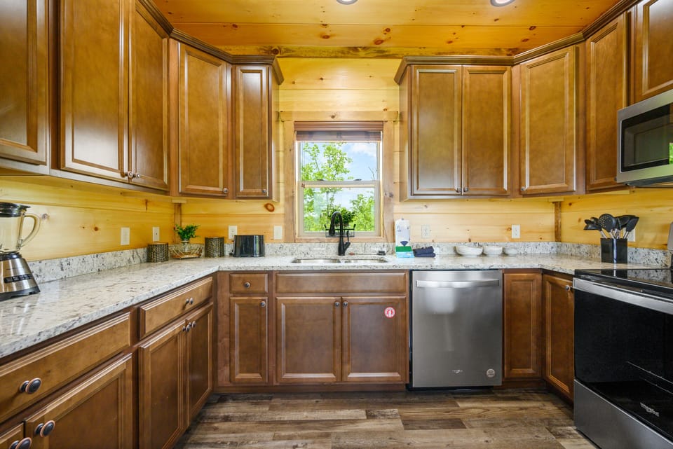 A fully equipped kitchen makes preparing meals very easy.