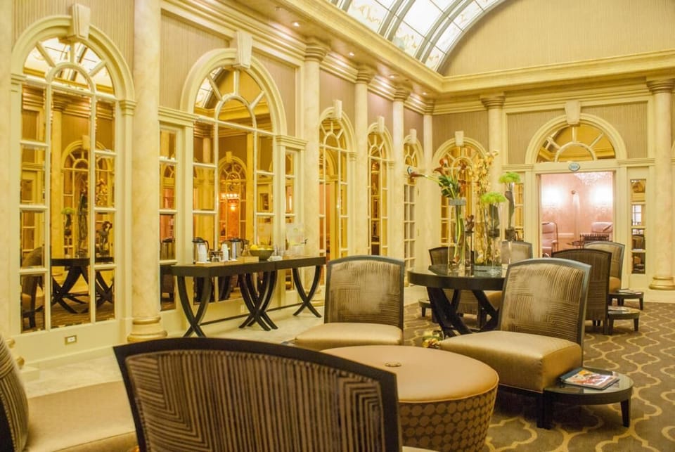 Savor dinner beside a mesmerizing aquarium centerpiece and lively bar.