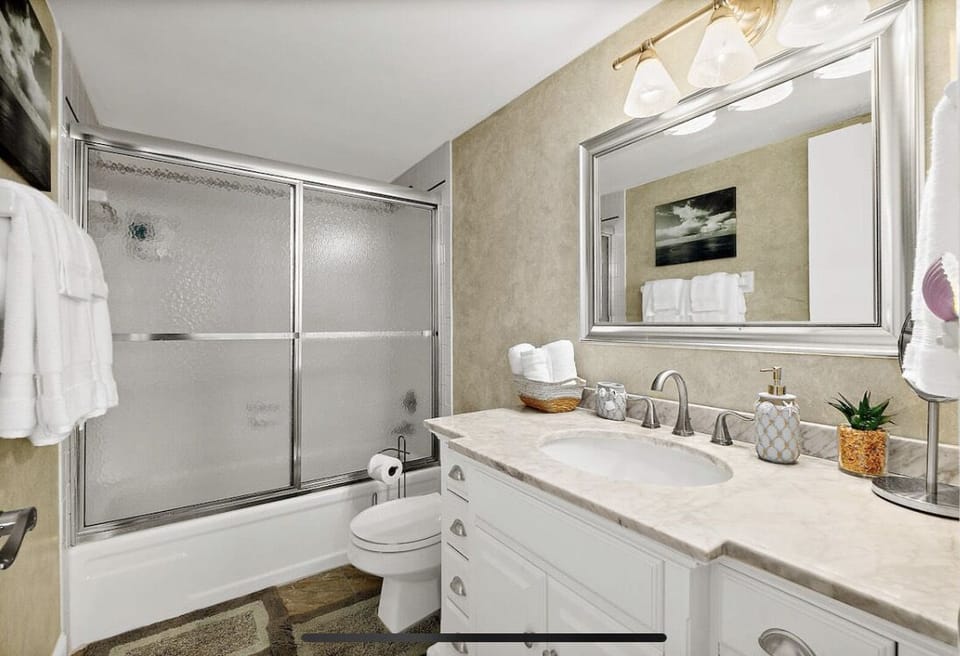 Primary bathroom with luxury towels and a shower/tub combo. 