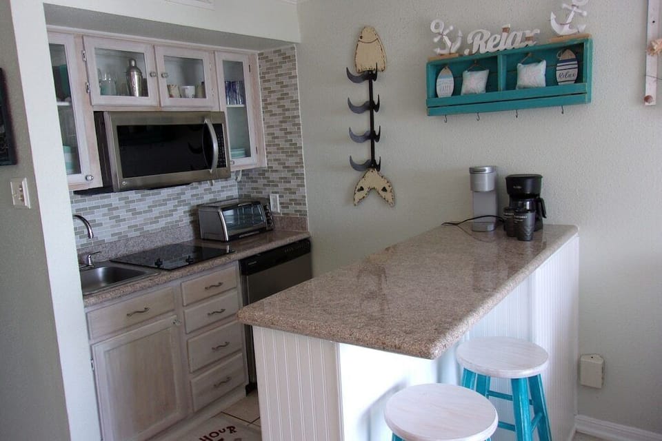 Where the coastal inspired decor continues