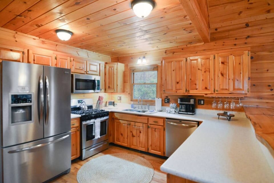 Welcome to our fully stocked kitchen, where culinary adventures await! From preparing hearty breakfasts to gourmet dinners, our kitchen is equipped for all your cooking needs, ensuring a delightful dining experience during your mountain getaway. 🍳🍴