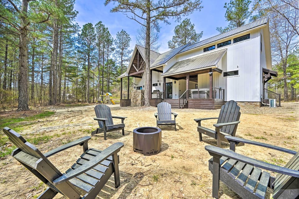 Broken Bow Vacation Rental | 2BR | 3BA | Stairs Required | 1,875 Sq Ft